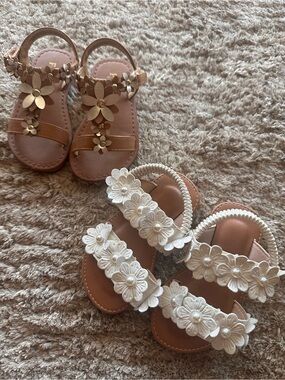The Children's Place Floral Girls Sandal Set in Tan and White